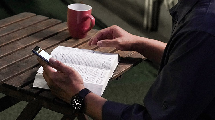 Anders als gedruckte Bibeln lassen sich online Bibeln lassen sowohl sperren als auch verändern. Beides hat die chinesische Regierung bereits getan.