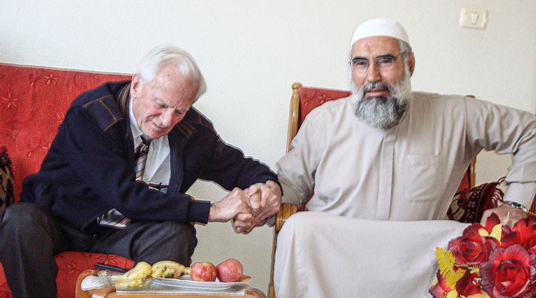 Besuch in Gaza 2008: Bruder Andrew betet für Abdallah Al-Shami damals einer der führenden Köpfe des „Islamischen Dschihad“