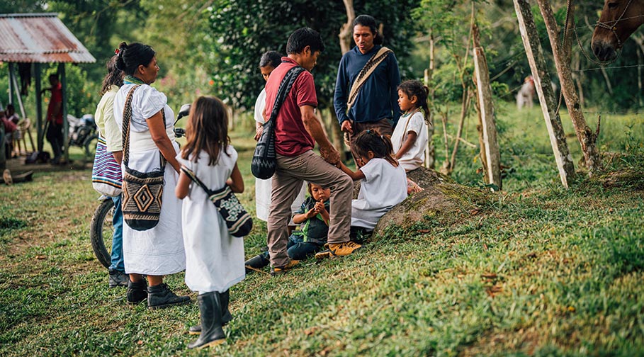Einige indigene Christen aus Kolumbien treffen sich in der Sierra Nevada.