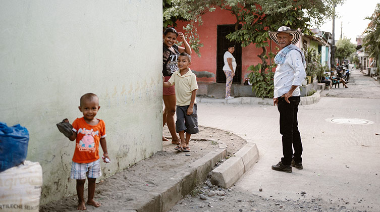 Einheimische Kolumbianer laufen durch die Straßen ihres Dorfes