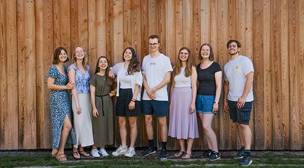 Gruppenfoto unseres letzten FSJ und BFD Jahrgangs vor der Museumsscheune von Open Doors in Kelkheim.