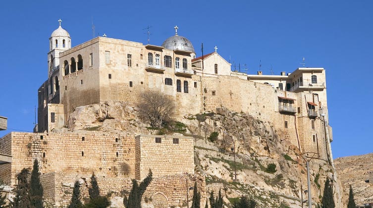 Ein syrisches Kloster auf einem Berg ertrahlt im Sonnenschein