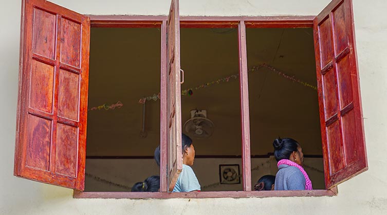 Ein offenes Fenster mit roten Fensterladen