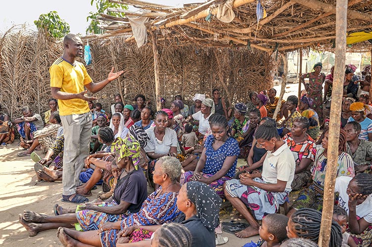 Pastor Barnabas predigt in einem Flüchtlingscamp in Subsahara-Afrika