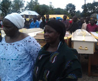 Trauende Witwen während der Beerdigung in Bauchi