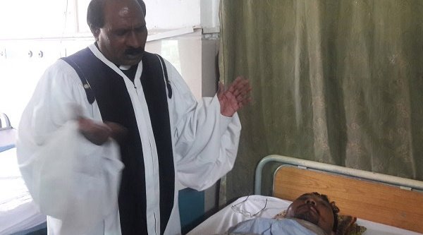 Pastor Emmanuel Khokhar betet im Krankenhaus für Sajid Mashi
