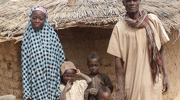 Abdou mit seiner Frau und einem Teil ihrer Kinder 