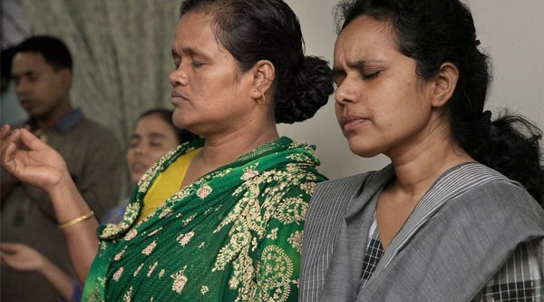 Christinnen bei einem Gottesdienst in Bangladesch