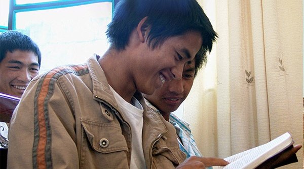 Junge chinesische Christen beim Bibelstudium