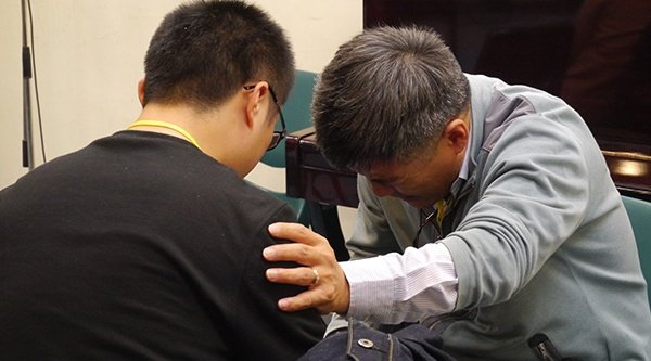 Leiterseminar in China: Teilnehmer beten füreinander
