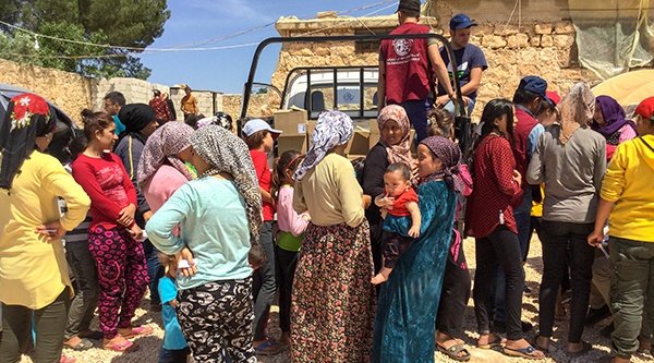 Christen in Afrin (Nordsyrien) verteilen Hilfsgüter – ein Bild aus dem Jahr 2018
