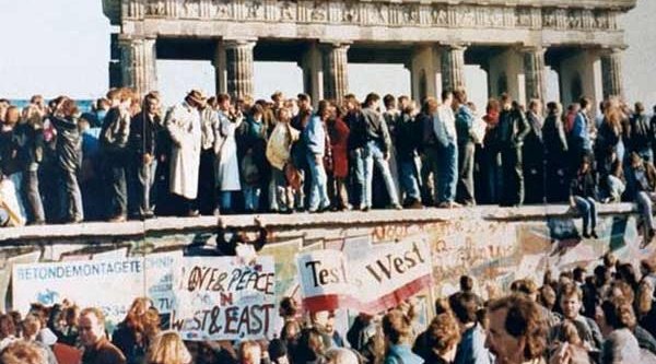 Feiernde Menschenmenge am Brandenburger Tor am 10. November 1989; Foto: Lear 21 at English Wikipedia [CC BY-SA 3.0 (https://creativecommons.org/licenses/by-sa/3.0)]