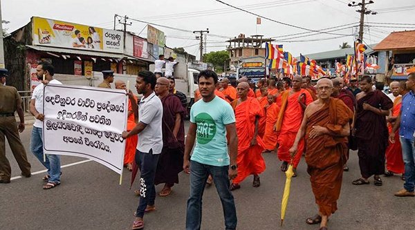 Die aktuellen Beispiele stehen in einer Reihe von Angriffen auf Christen und Kirchen wie die im Bild gezeigte Demonstration buddhistischer Mönche für die Schließung einer Kirche
