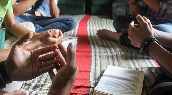 Christen muslimischer Herkunft beten und studieren die Bibel gemeinsam