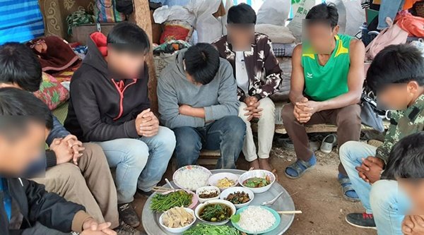 Stärkende Gemeinschaft im Zelt: Die vertriebenen Christen beten und essen zusammen