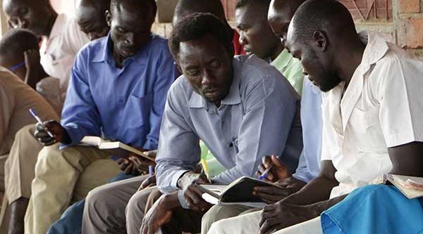 Teilnehmer eines Open Doors-Seminars in den Nubabergen beim gemeinsamen Bibellesen