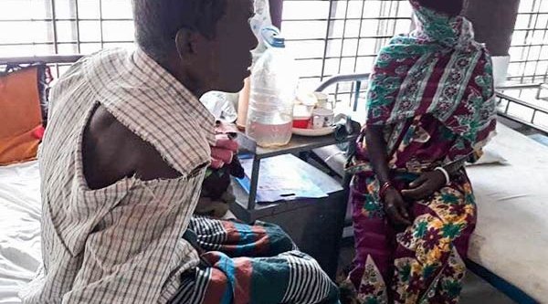 Pastor Dulal und seine Frau im Krankenhaus nachdem sie von den anderen Dorfbewohnern verprügelt wurden