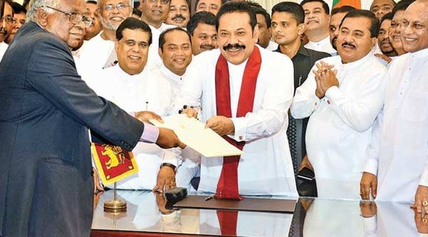 Neuer Premierminister wurde Mahinda Rajapaksa der Bruder des Präsidenten
