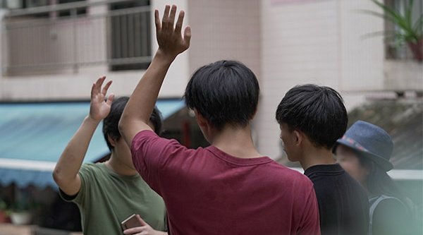 Junge chinesische Christen beten Jesus gemeinsam an