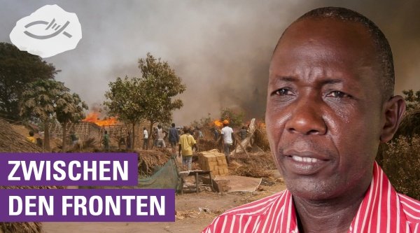 Mann aus der Zentralfrikanischen Republik vor einem Brand in einem Dorf