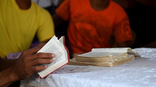 Christen in den südlichen Philippinen studieren gemeinsam die Bibel (Symbolbild)