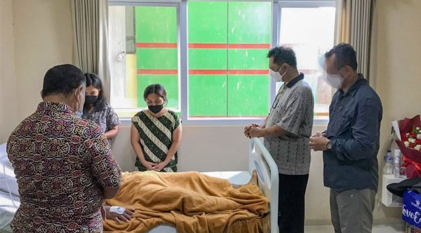 Partner von Open Doors besuchen den verletzten Wachmann Cosmas im Krankenhaus
