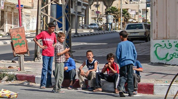 Kaum Zukunftsperspektiven und oftmals fragwürdige Vorbilder: Kinder in Gaza (Archivbild)