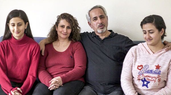 Taher und seine Frau Donya mit ihren Töchtern Farah (links) und Arezoo (rechts)