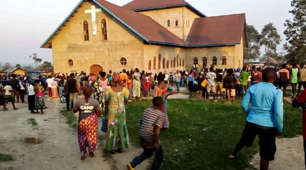Nach dem Bombenangriff versammelten sich zahlreiche Menschen vor der Emmanuel-Kirche.
