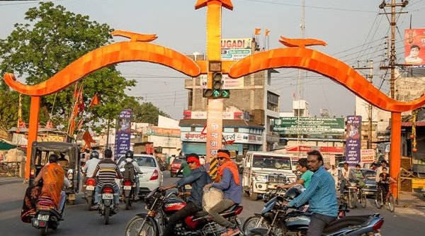 Straßenszene in Chhattisgarh: Safranfarbene Symbole sollen die Überlegenheit des hinduistischen Glaubens demonstrieren (Symbolbild)