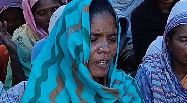 Indische Frauen trauern zusammen