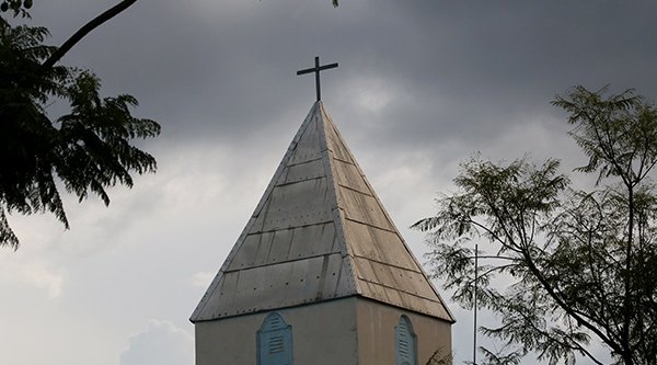 Dunkle Wolken über dem Dach einer Kirche 