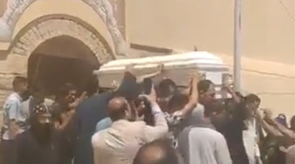 Beerdigung von Kirolos Megali am 9. Juni: Der Sarg wird aus der Kirche getragen