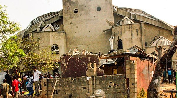 Eine zerstörte Kirche in Nigeria 