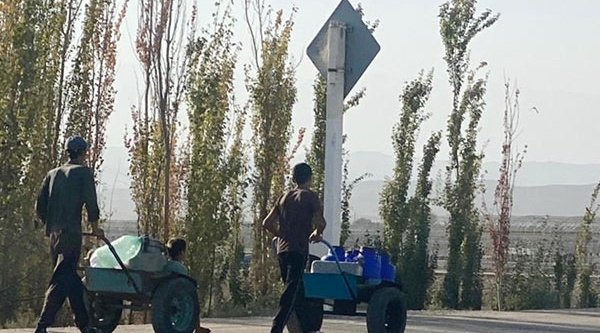 Afghanische Flüchtlinge an einer Straße in Zentralasien (Symbolbild)