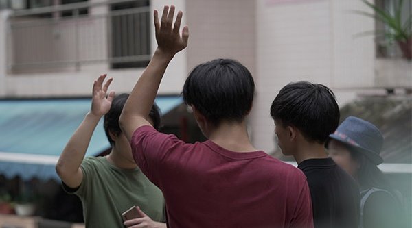 Junge Christen in China beten gemeinsam. 
