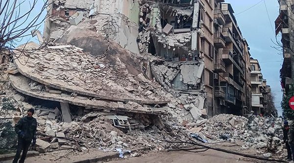 Ein vom Erdbeben zerstörtes Gebäude in Aleppo im Norden Syriens