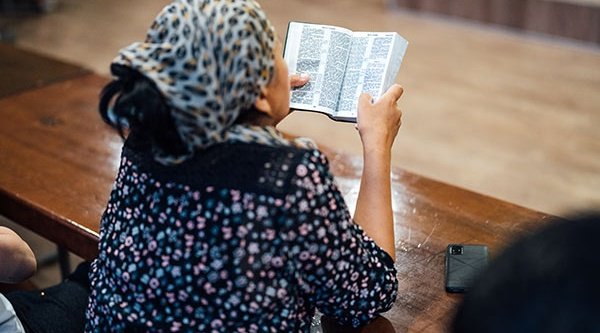 Symbolbild: Eine Christin in Zentralasien liest in der Bibel