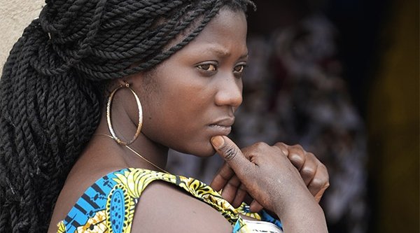 Symbolbild: Junge Frau im östlichen Kongo