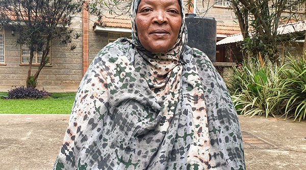 Porträt einer älteren afrikanischen Frau mit Kopftuch