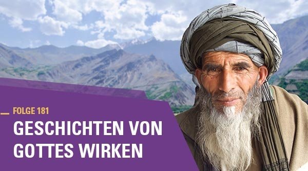 Porträt eines alten Mannes mit weißem langen Bart im Hintergrund Berge