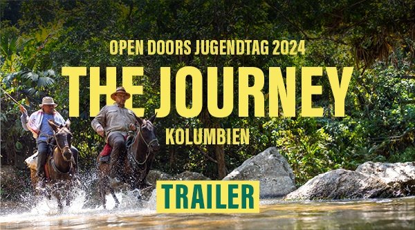 Eugen und ein kolumbianischer Mann reiten durch einen Bach und daneben steht in gelber Schrift die Überschrift zum Open Doors Jugendtag 2024