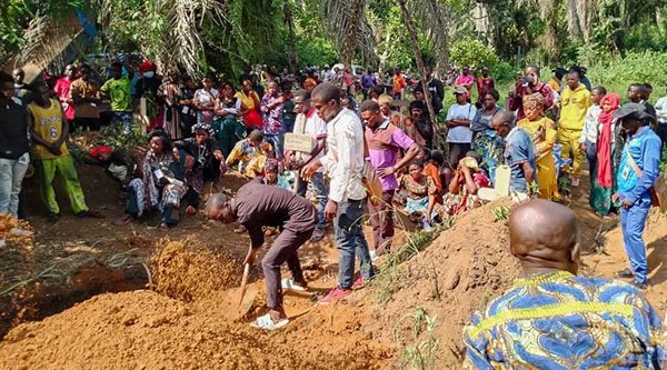 Eine christliche Gemeinde im Kongo beerdigt ihre Toten nach einem Anschlag