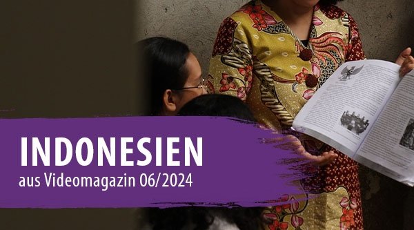 Eine indonesische Familie liest gemeinsam aus einem Buch.