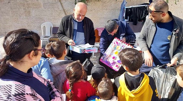 In Kirchen in Gaza werden Lebensmittel, Trinkwasser und an Kinder auch Spielsachen verteilt
