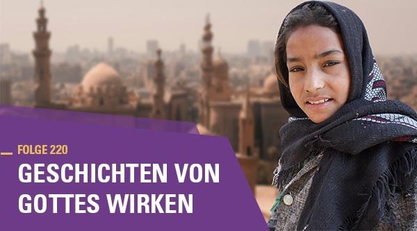 Eine junge afghanische Frau. Im Hintergrund ist verschwommen eine Stadt zu erkennen.