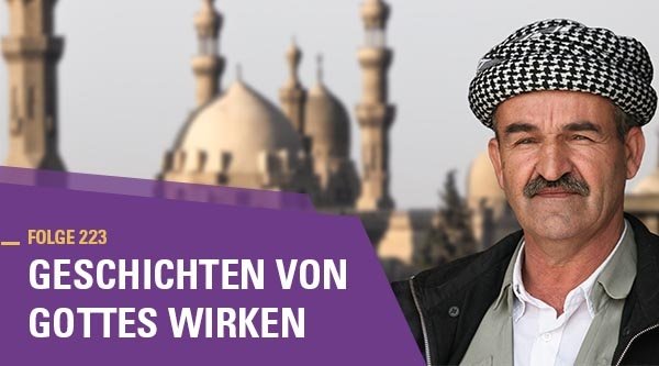 Ein Mann mit Kopfbedeckung steht vor einer arabisch geprägten Stadt.