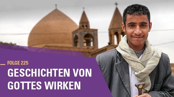 Portrait eines jungen Mannes mit beigenen schal vor einer Kirche