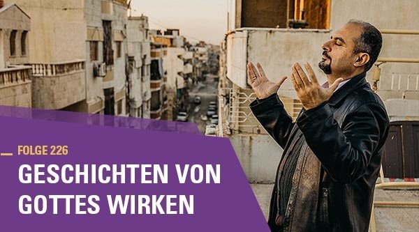 Ein Mann steht mit erhobenen Händen und geschlossenen Augen auf einem Dach. Unter ihm ist eine Straßenschlucht erkennbar. Auf lila Hintergrund steht der Schriftzug: "Folge 226 Geschichten von Gottes Wirken."