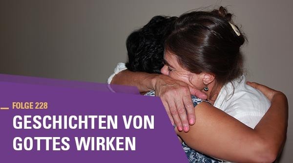 Zwei Frauen umarmen sich